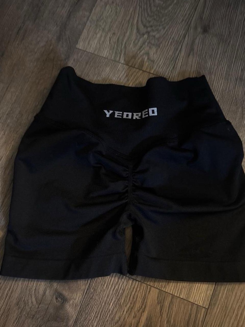 YEQREO Black High-Waist Scrunch Fitness Shorts